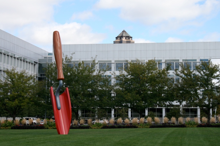 I couldn't leave without a photograph of the iconic red trowel!   Plantoir by Claes Oldenburg and Cassje van Bruggen. It commemorates the 100th anniversary and it's role in gardening through publication.